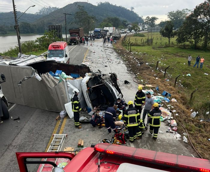 Vídeo: colisão entre caminhões interdita Rodovia Jorge Lacerda