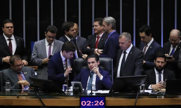 PEC que dificulta processos criminais contra deputados e senadores é aprovada na Câmara