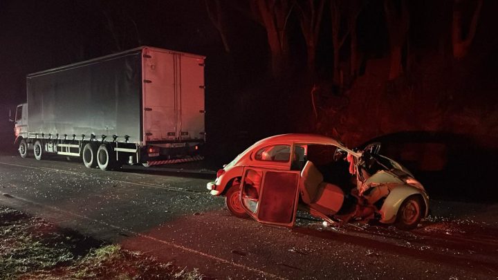 Acidente entre Fusca e caminhão acaba com idoso morto na SC-305
