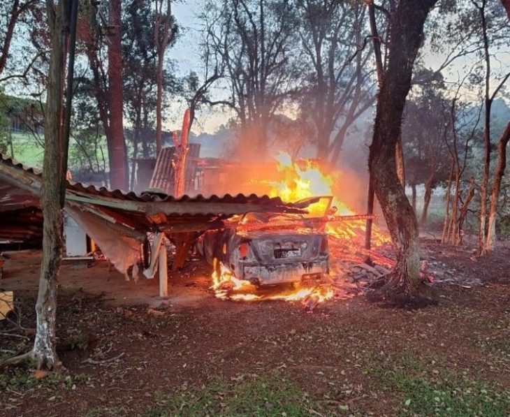 Mulher embriagada provoca incêndio em quiosque e carro