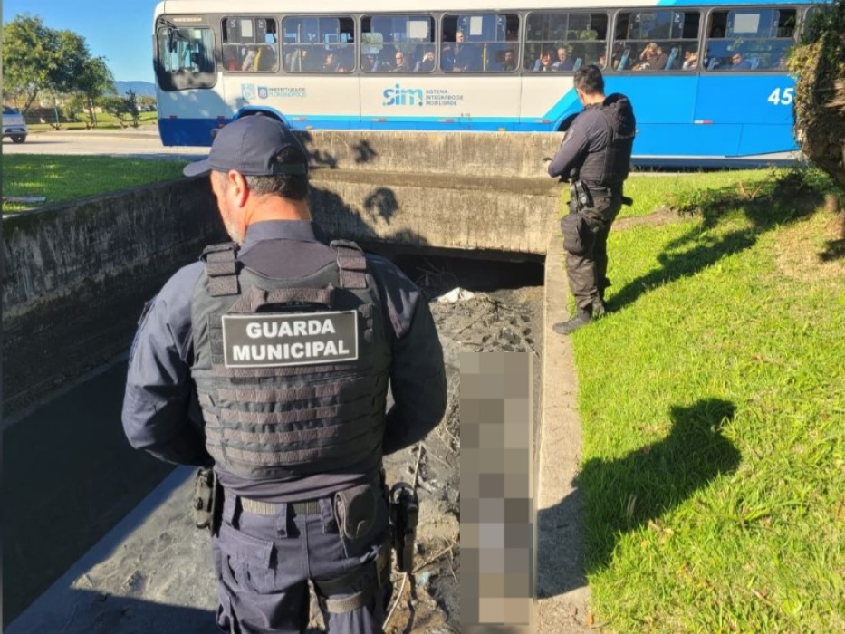 Homem é encontrado morto em vala próximo a delegacia