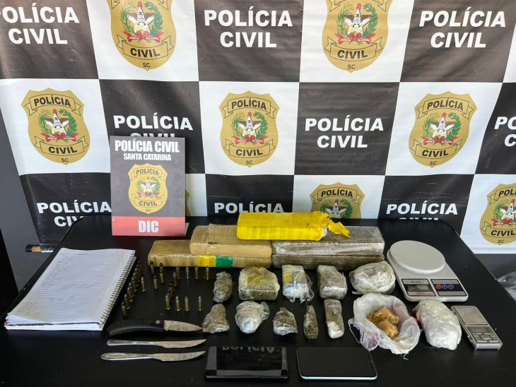 Vídeo: homem é preso em flagrante por tráfico de drogas após denúncia