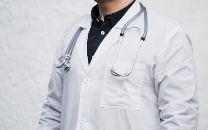 Médico suspeito de crimes sexuais contra pacientes é afastado