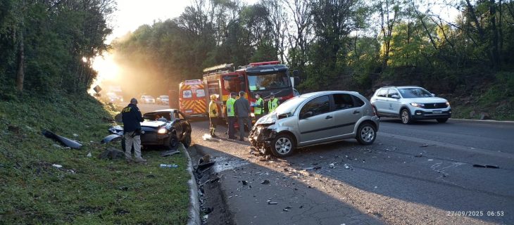 Colisão frontal mata dois jovens e deixa outros três feridos