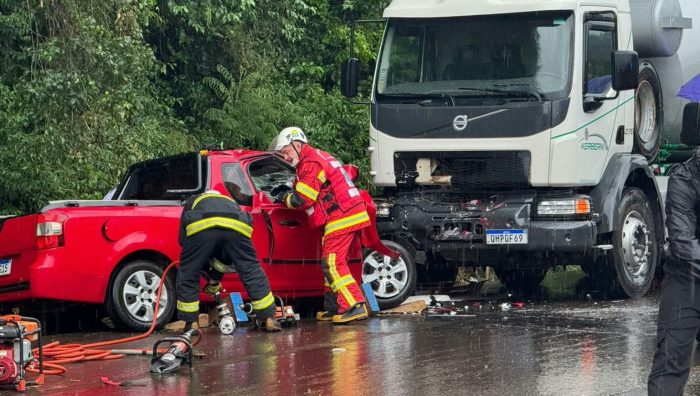 Vídeo: motorista invade a pista contrária e bate de frente em caminhão na SC-283