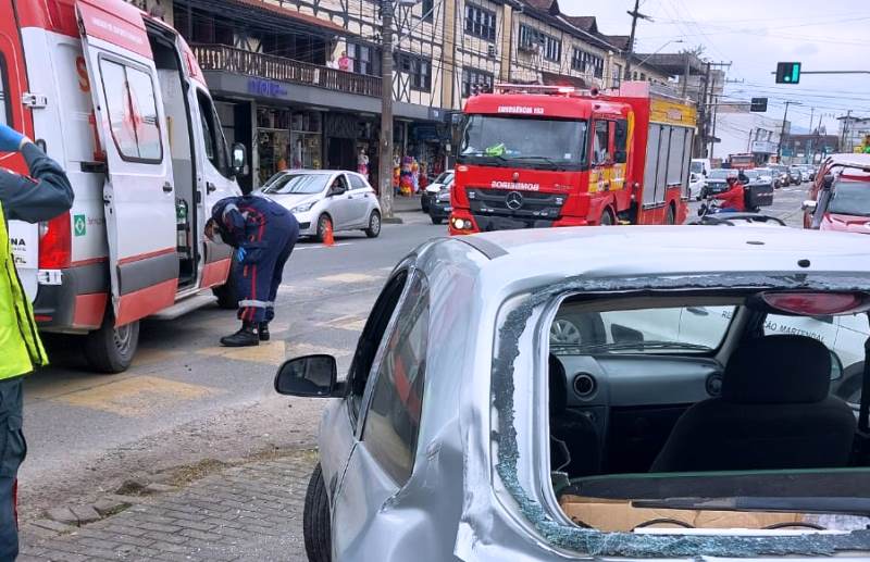 Acidente com ambulância do Samu deixa motorista ferido