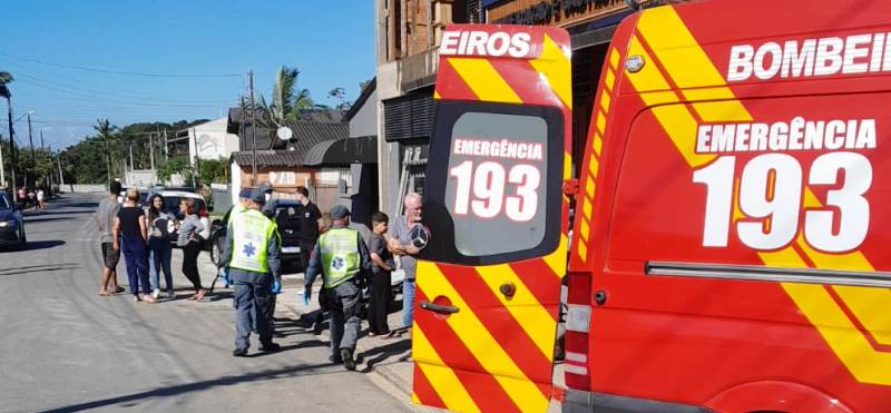 Caminhonete atropela cinco pessoas após bater de frente em carro
