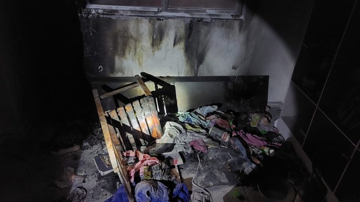 Vizinhos arrombam apartamento pegando fogo e encontram crianças sozinhas no local