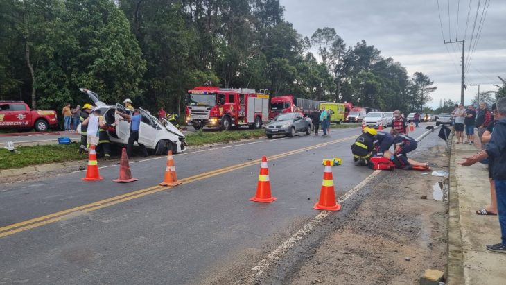 Colisão frontal na BR-470 deixa dois mortos e cinco feridos
