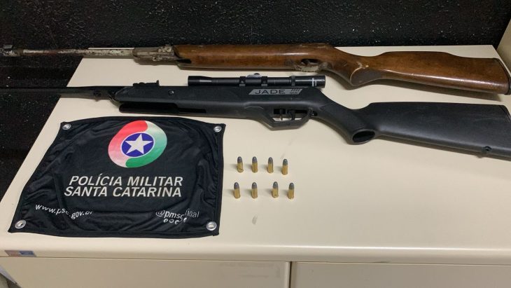 Polícia Militar encontra armas e munições escondidas em chalé