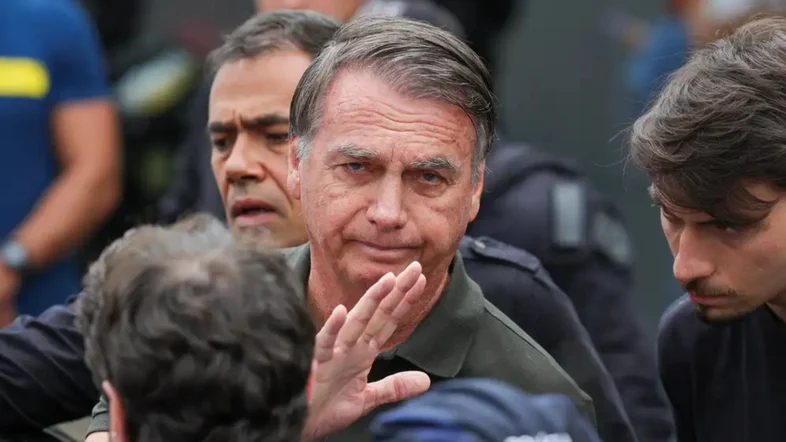 Bolsonaro recebe alta hospitalar e cumprirá prisão domiciliar