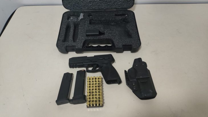 Professor é preso após exibir arma em vídeo compartilhado com menores