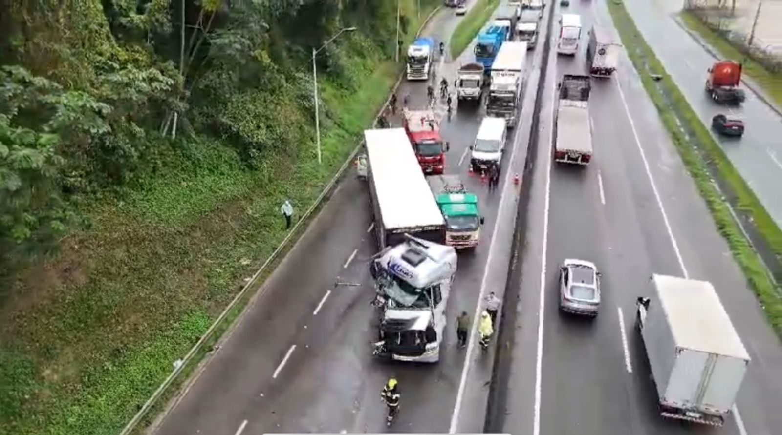 Vídeo: ambulância é atingida por carreta após batida na BR-101