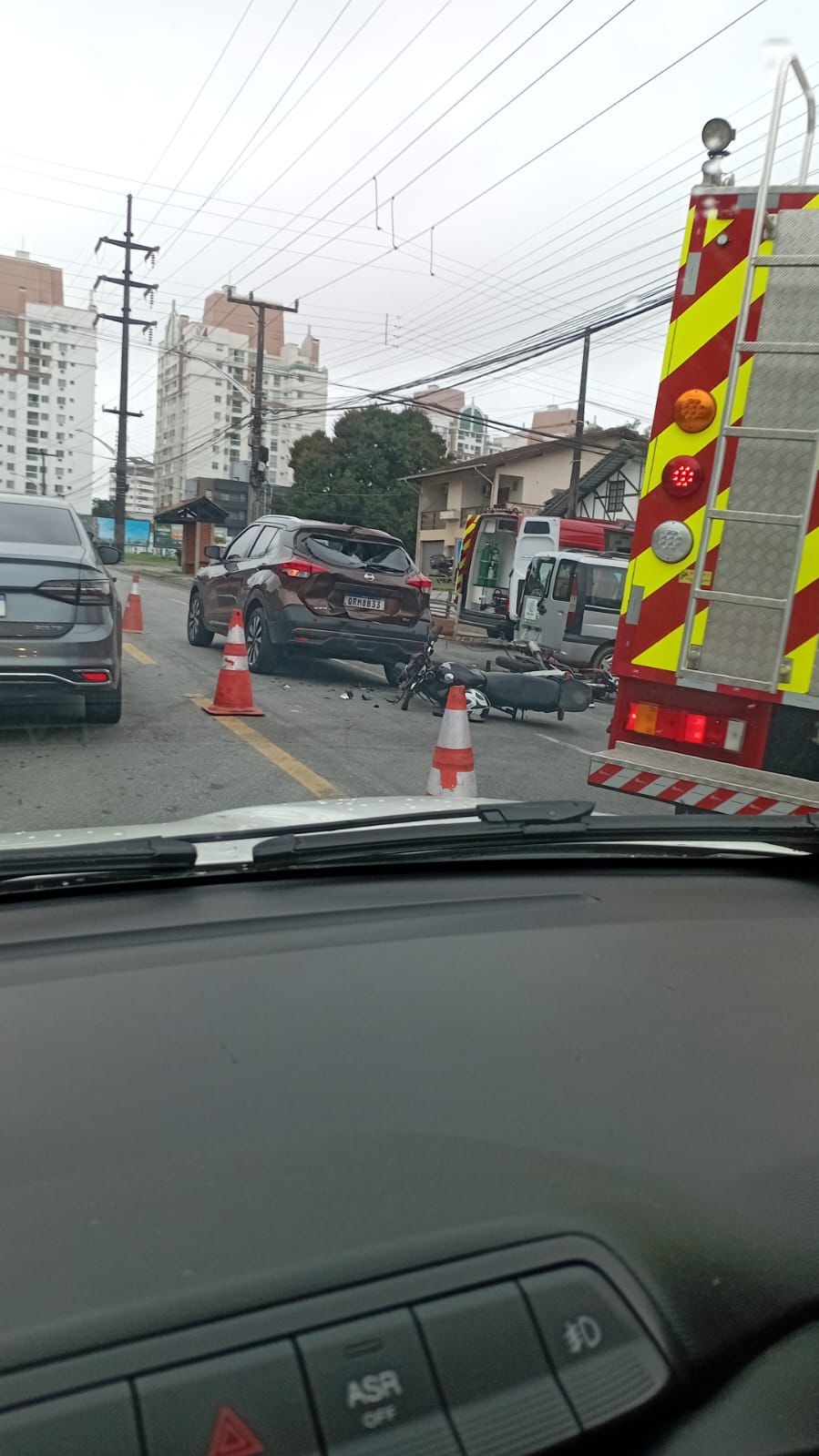 Conversão repentina causa acidente e lança motociclista para o alto
