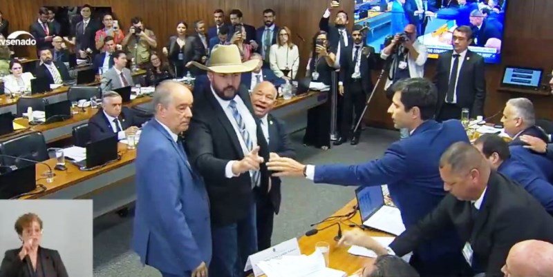 Vídeo: Zé Trovão parte pra cima de advogado durante sessão da CPI do INSS