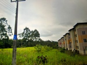 Ataque em condomínio: dez homens deixam vítimas graves