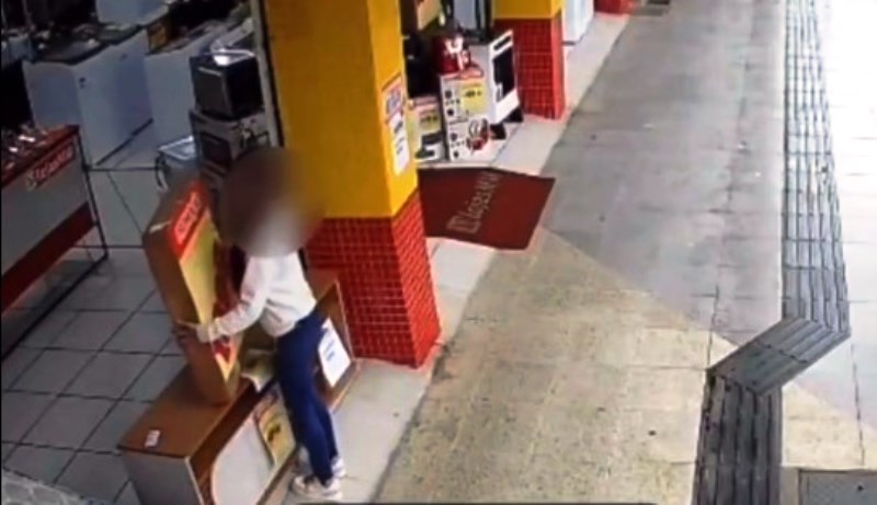 Vídeo: mulher furta caixa de TV em loja mas surpresa decepciona; confira