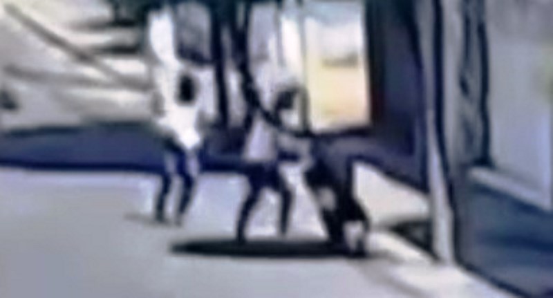 Câmera grava momento do ataque em escola e suspeitos fugindo
