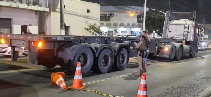 Motociclista morre atropelado por carreta em Itajaí