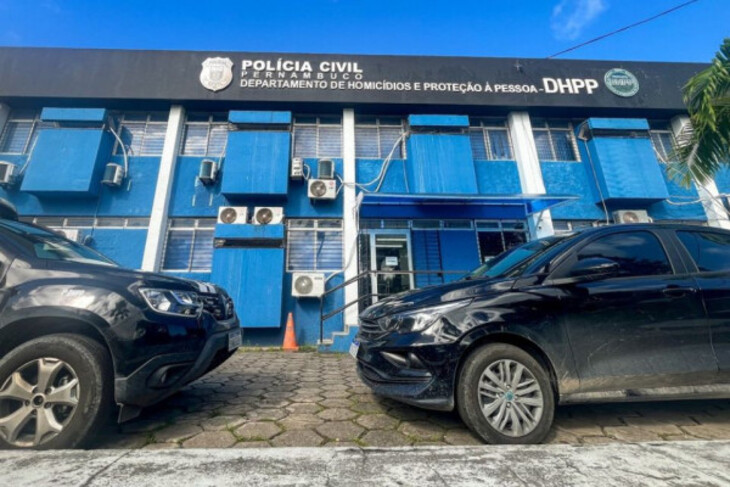 Criança morre e corpo permanece 24 horas no sofá de casa