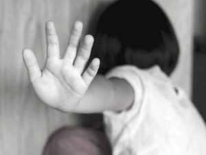 Polícia faz buscas na casa de suspeito de abusar de menina de sete anos