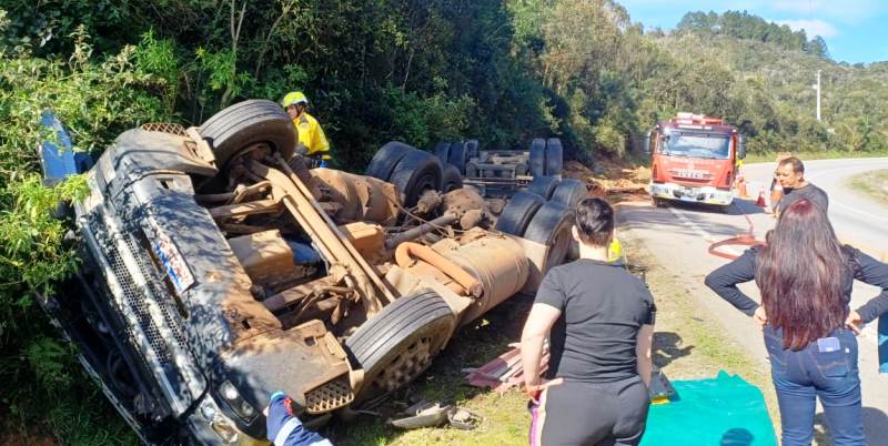 Caminhão tomba na BR-282 e motorista fica preso na cabine