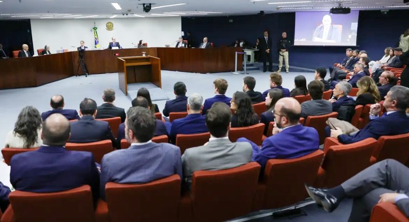 STF encerra primeiro dia do julgamento de Bolsonaro e mais sete réus