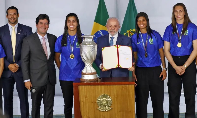 Lula promete enviar projeto de lei para incentivar o futebol feminino