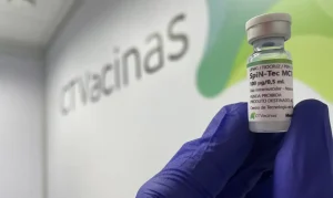 Vacina brasileira contra Covid-19 deve chegar ao SUS em 2026