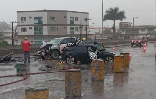 Motorista morre após bater carro contra mureta na BR-280