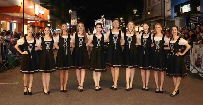 Oktoberfest Blumenau encerra com concurso da realeza
