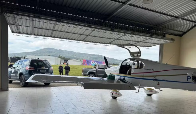 Polícia prende piloto e ajudante em aeronave com 571 iPhones ilegais em SC