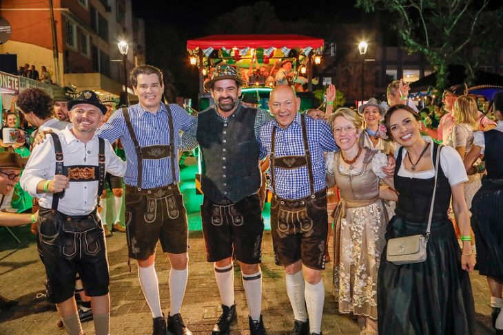 Celso Portiolli e Luciano Hang agitam desfile da Oktoberfest Blumenau