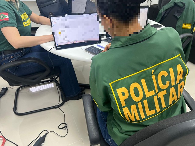 Policiais cumprem mandados contra fraudes e desvios de recursos em cidades de SC