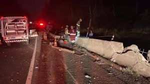 Caminhão com vigas de concreto tomba em rodovia; um morre e dois ficam feridos