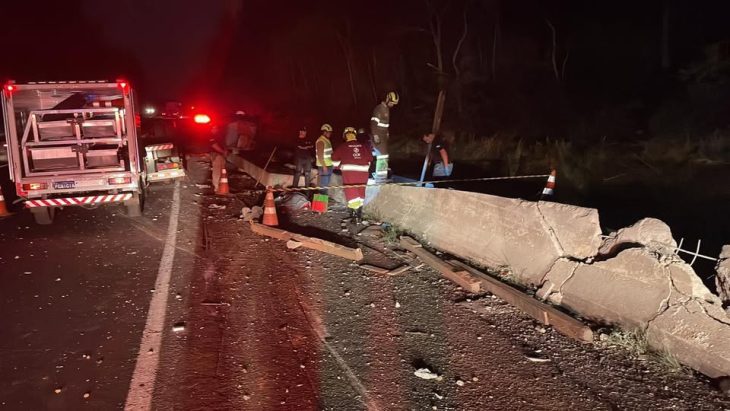 Caminhão com vigas de concreto tomba em rodovia; um morre e dois ficam feridos
