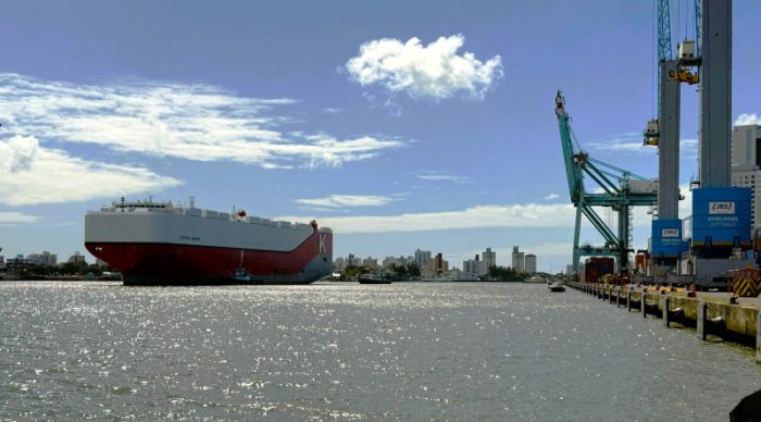 Porto de Itajaí recebe mais de 800 veículos BMW em operação internacional