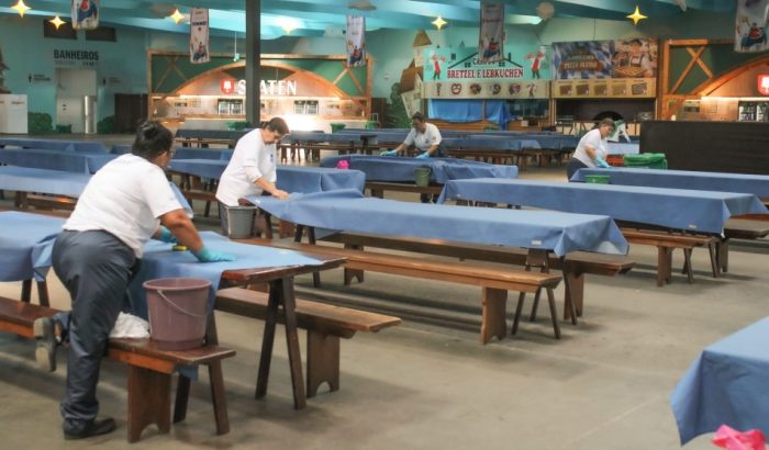 Oktoberfest contrata mais de 6 mil pessoas e movimenta a economia