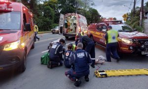Ciclista é atropelado na faixa de segurança e fica em estado grave