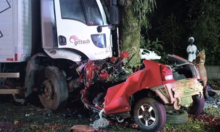 Três homens morrem em colisão frontal entre carro e caminhão