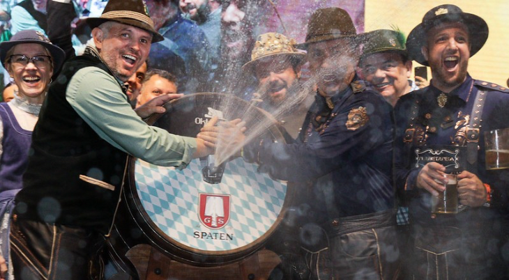 Oktoberfest Blumenau bate recorde de público na abertura; veja fotos