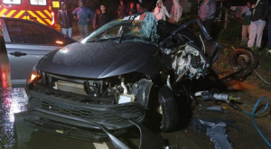 Três pessoas ficam em estado grave após colisão entre carro e carreta