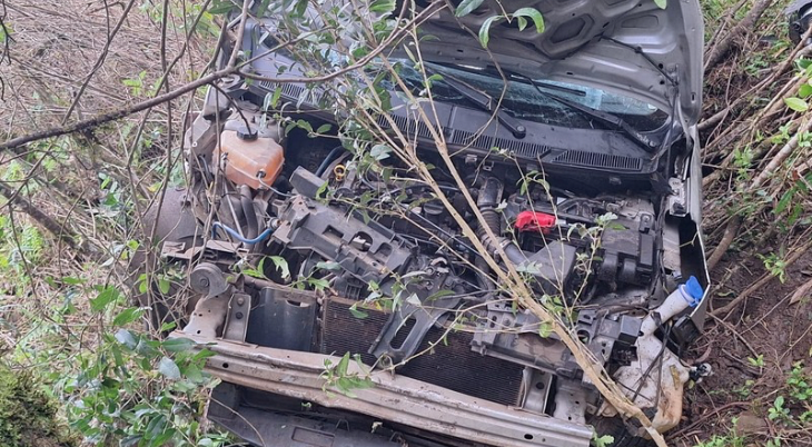 Capô de carro abre e condutor fica ferido após acidente na SC-135