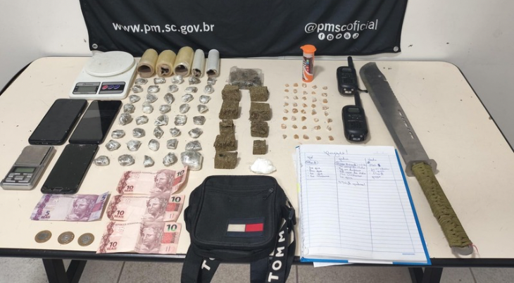 Suspeito é preso com drogas e motocicleta utilizada no tráfico