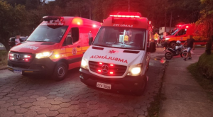 Colisão entre motos deixa três feridos em estado grave