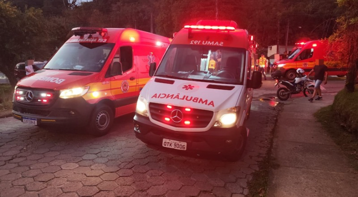Colisão entre motos deixa três feridos em estado grave