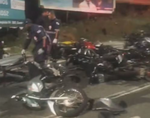 Vídeo: “rolezinho” deixa oito motociclistas feridos em acidente
