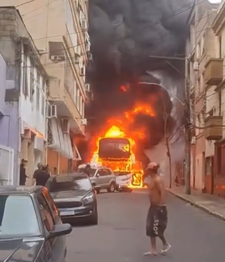 Vídeo: ônibus com adolescentes pega fogo após atingir cabos de energia