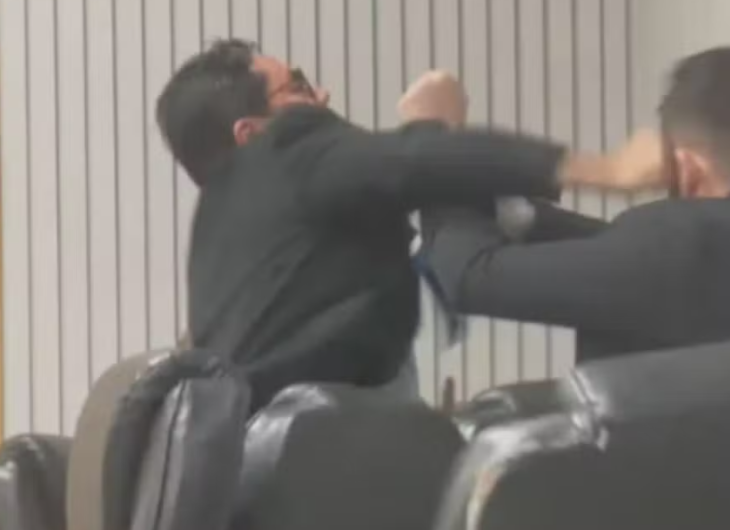 Vídeo: vereadores trocam socos durante sessão em Câmara
