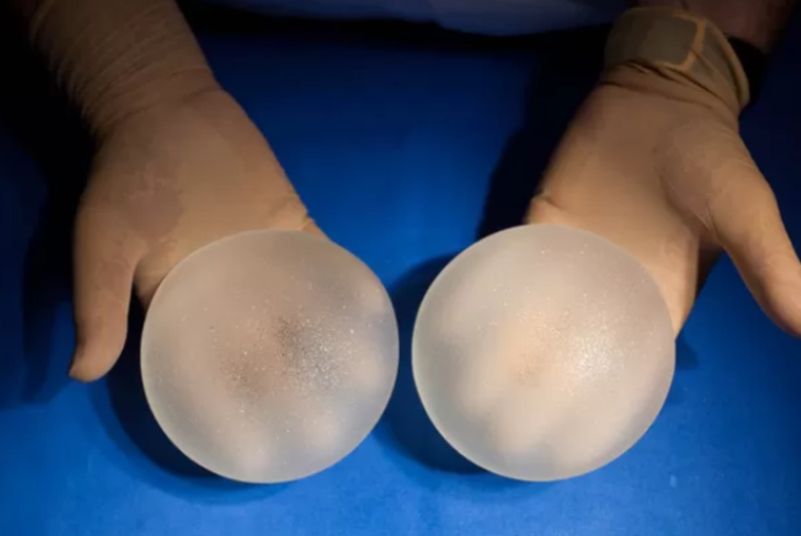 Mulher finge ter câncer para namorado pagar cirurgias plásticas